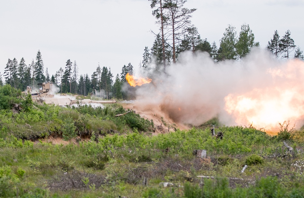 Tankers conduct gunnery in Estonia