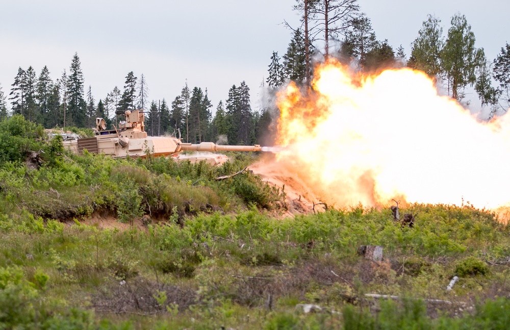 Tankers conduct gunnery in Estonia