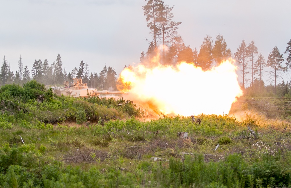 Tankers conduct gunnery in Estonia