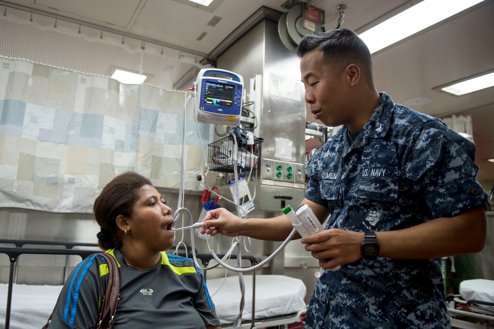 Fijian patients receive treatment aboard USNS Mercy during Pacific Partnership 2015
