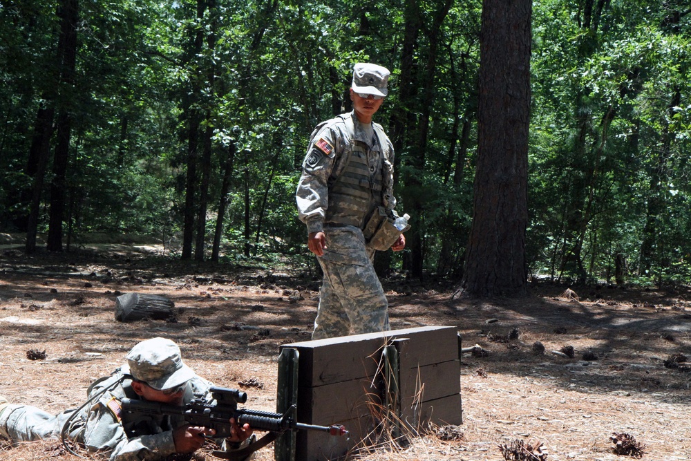 Basic Combat Training Soldiers qualify on grenade assault course