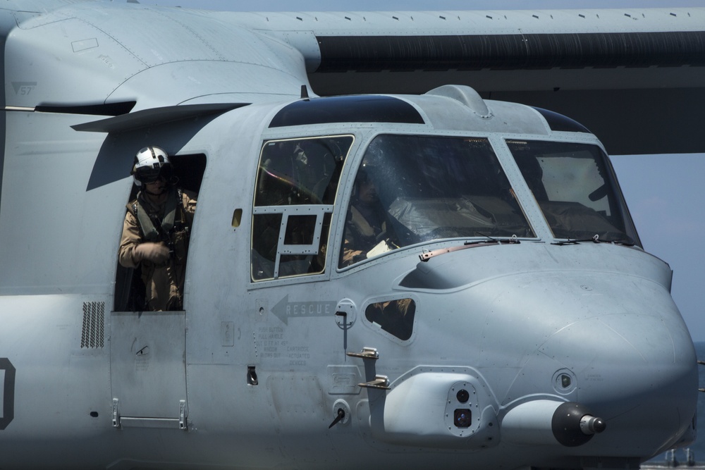 VMM-261 Marines, Dutch Navy perform first MV-22 Osprey carrier landing aboard a Dutch warship