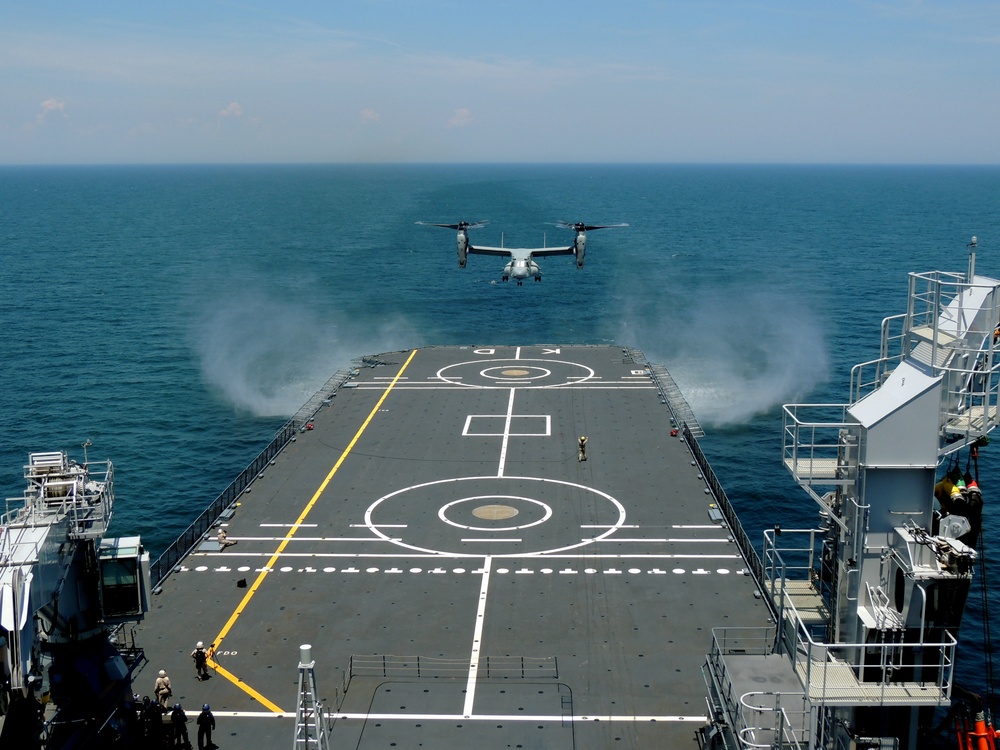VMM-261 Marines, Dutch Navy perform first MV-22 Osprey carrier landing aboard a Dutch warship