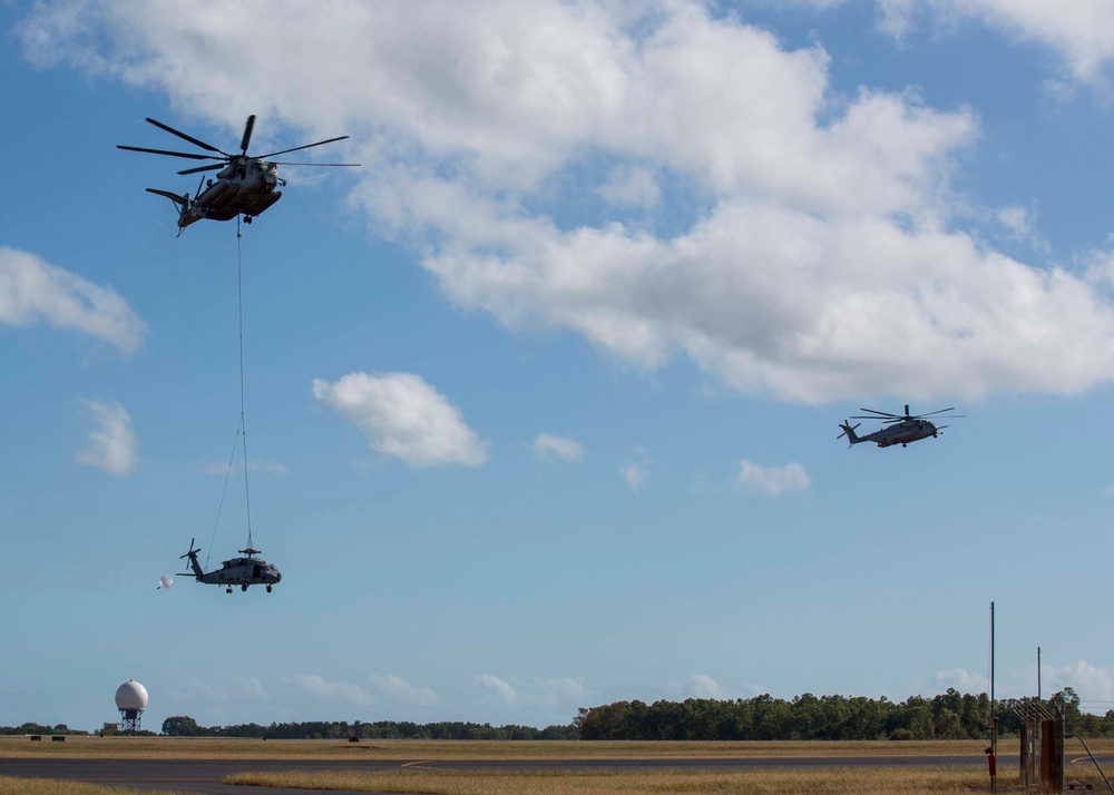 Marine helicopter shows off heavy lifting capabilities