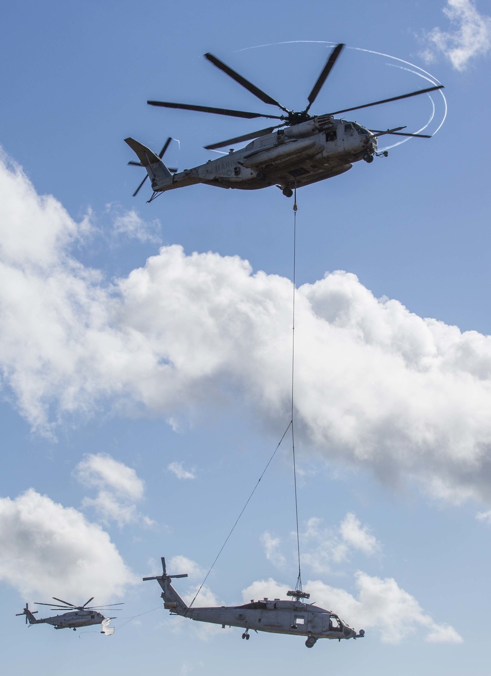 Marine helicopter shows off heavy lifting capabilities