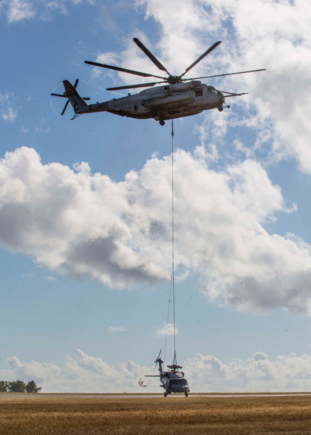 Marine helicopter shows off heavy lifting capabilities