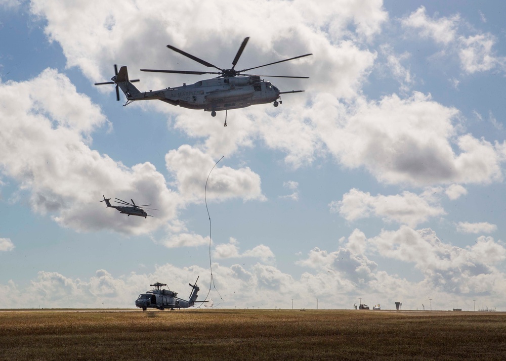 Marine helicopter shows off heavy lifting capabilities