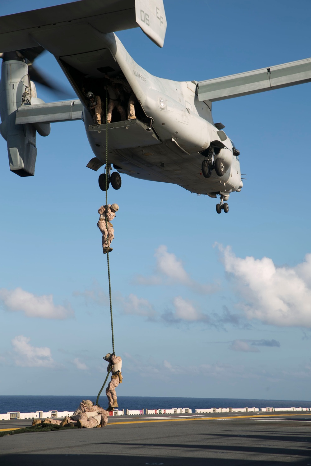 Marines fast-rope, Osprey to ship