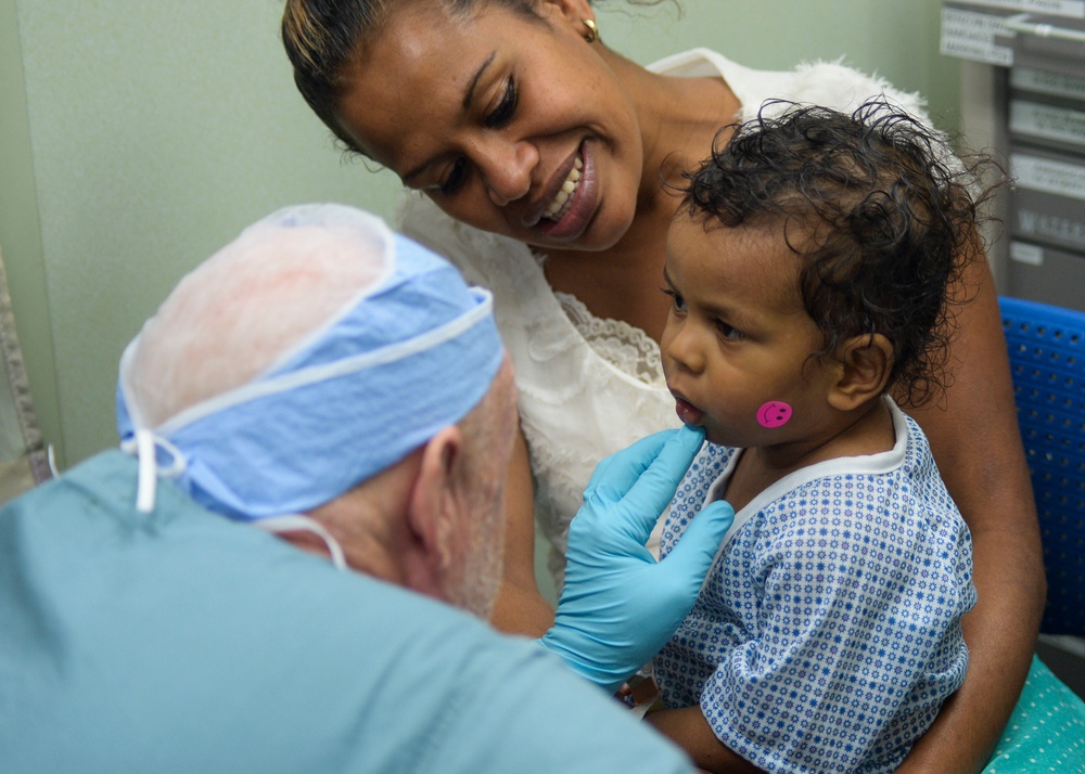 Surgeries are performed aboard USNS Mercy (T-AH 19) during Pacific Partnership 2015
