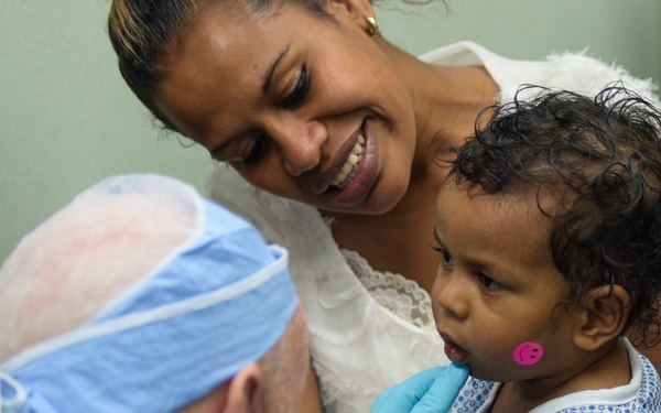 Surgeries are performed aboard USNS Mercy (T-AH 19) during Pacific Partnership 2015