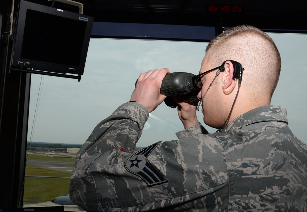 Air traffic controllers see crew home safely