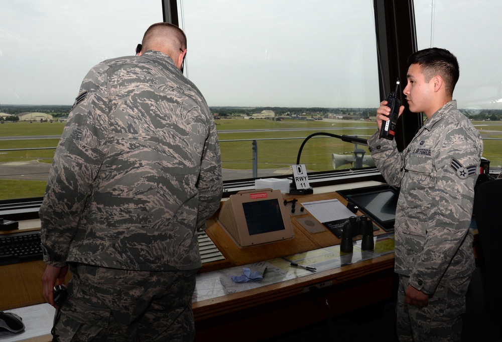 Air traffic controllers see crew home safely