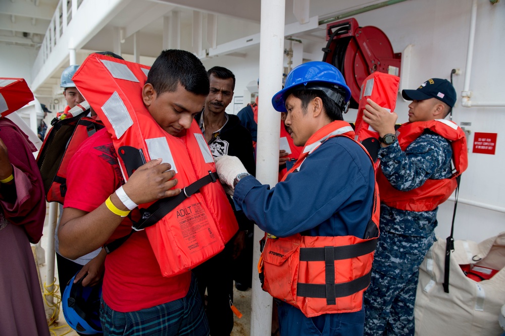 Fijian patients depart USNS Mercy during Pacific Partnership 2015