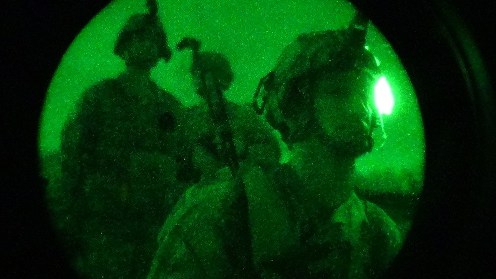Soldiers prepare for night air assault