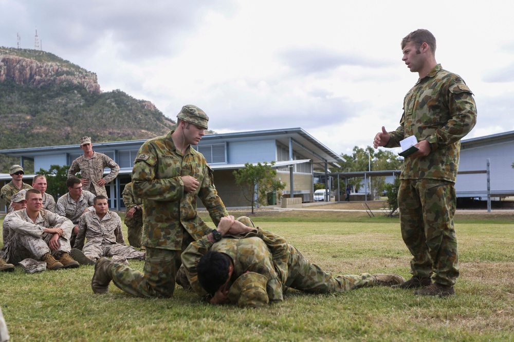 U.S. Marines learn Australian Army’s basic training procedures