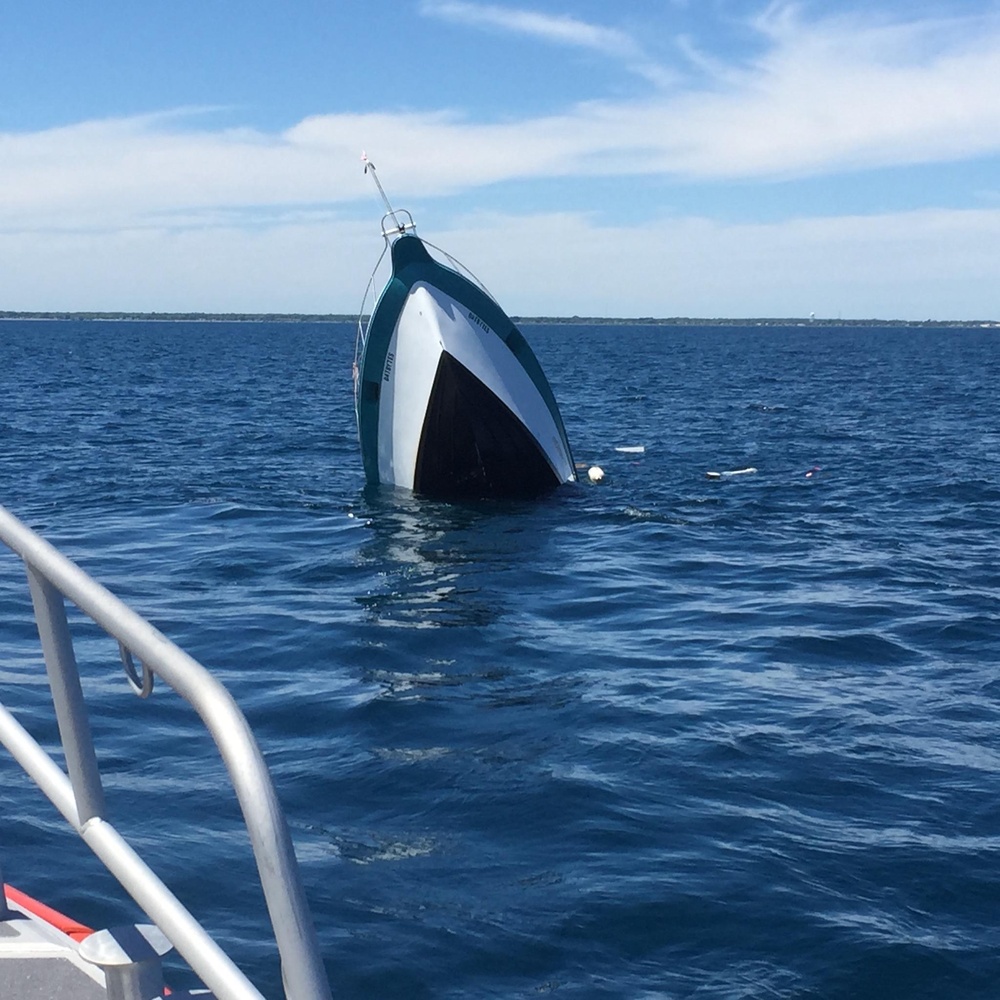 Coast Guard rescues four persons from sinking vessel off of Manitowoc, Wis.
