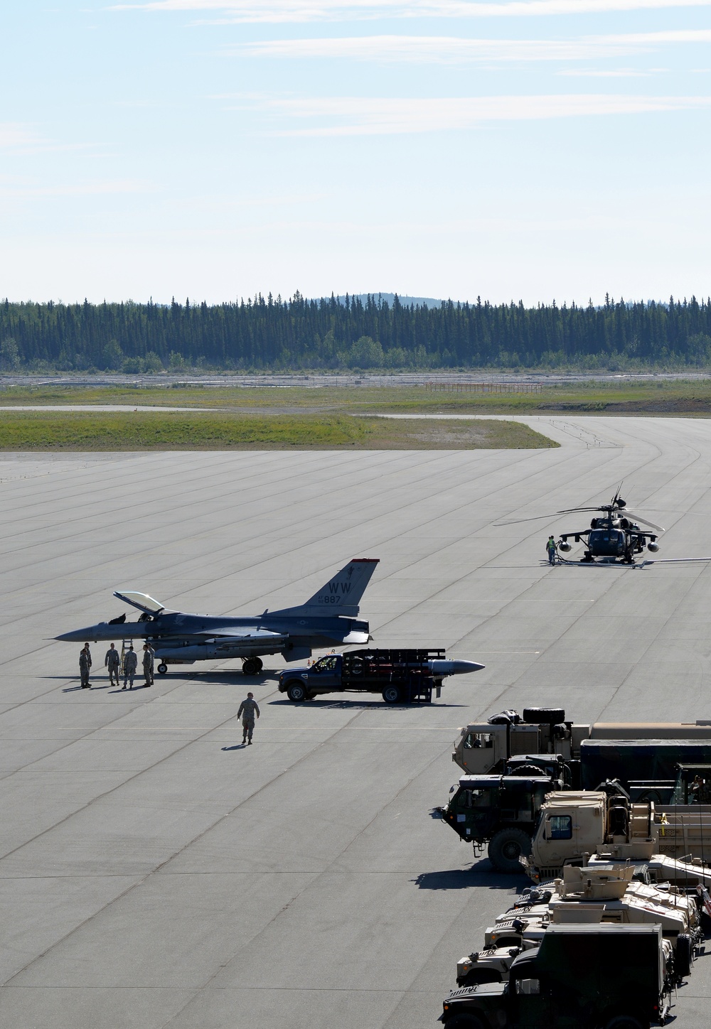 Army, Air Force join forces to seize airfield for Northern Edge 2015