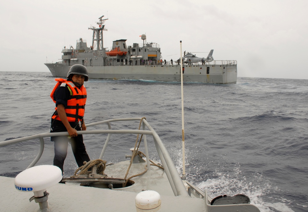 Mexican, British navy conduct boarding exercise at Tradewinds