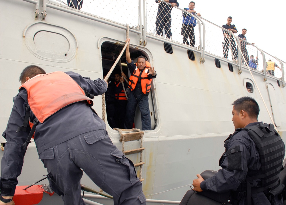 Mexican, British navy conduct boarding exercise at Tradewinds