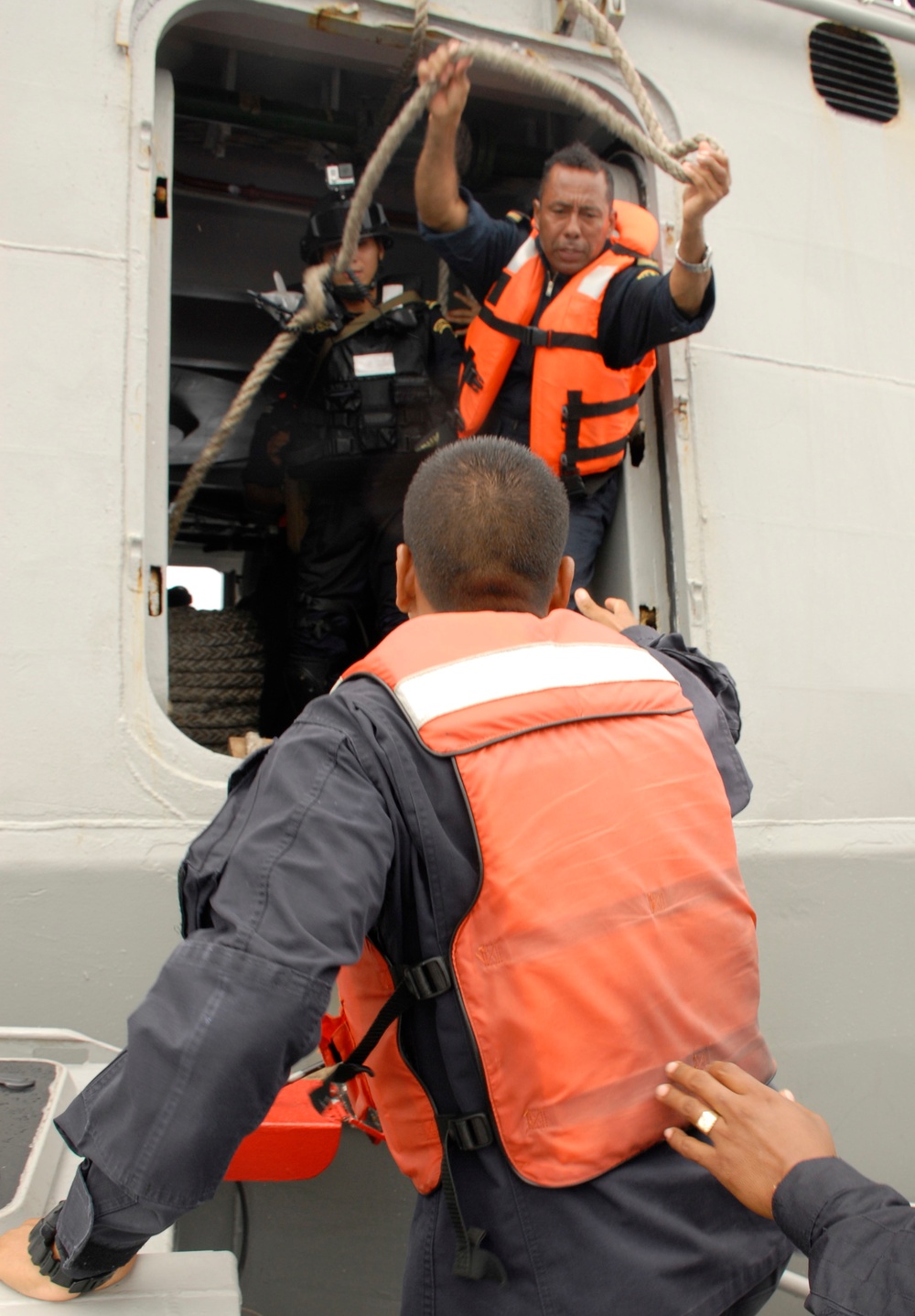 Mexican, British navy conduct boarding exercise at Tradewinds