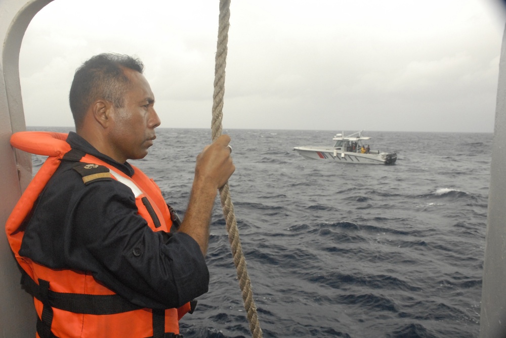 Mexican, British navy conduct boarding exercise at Tradewinds