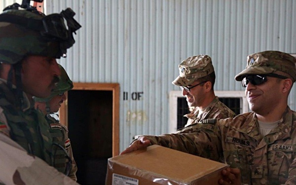 Iraqi army soldiers receive equipment, weapons