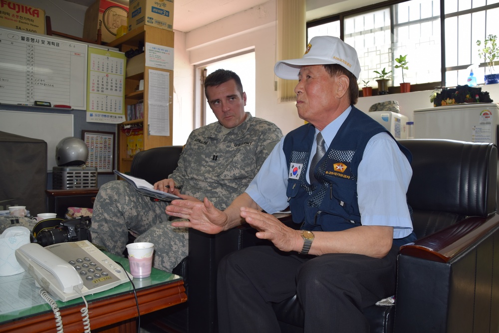 Korean War veteran discusses his experience with US Army Soldiers