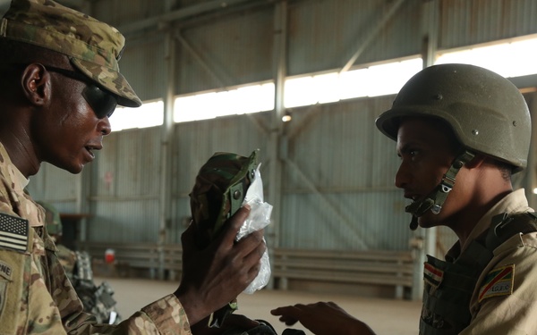 Iraqi army soldiers receive equipment, complete exercise