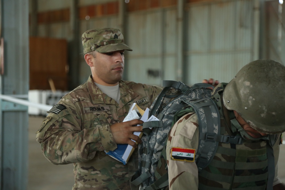 Iraqi army soldiers receive equipment, complete exercise