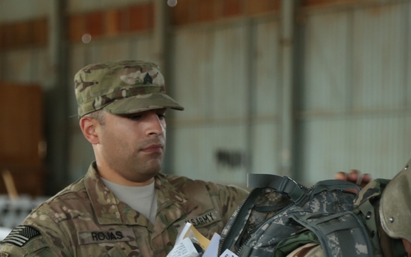 Iraqi army soldiers receive equipment, complete exercise