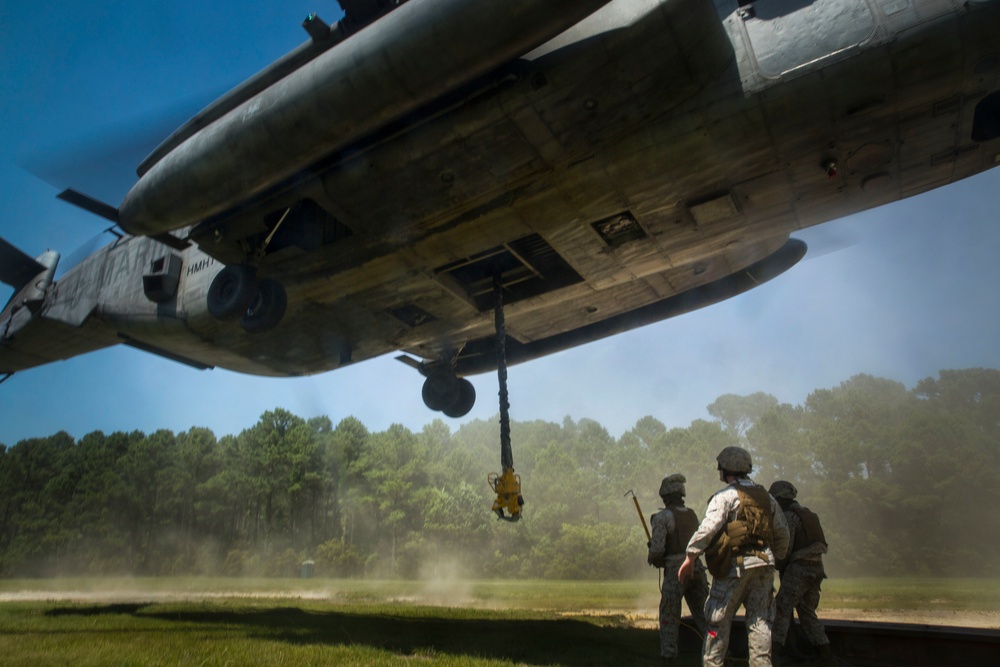 Landing Support Specialists team up with the Super Stallion for Readiness