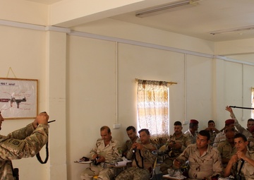 Iraqi unit receives improved first aid kits