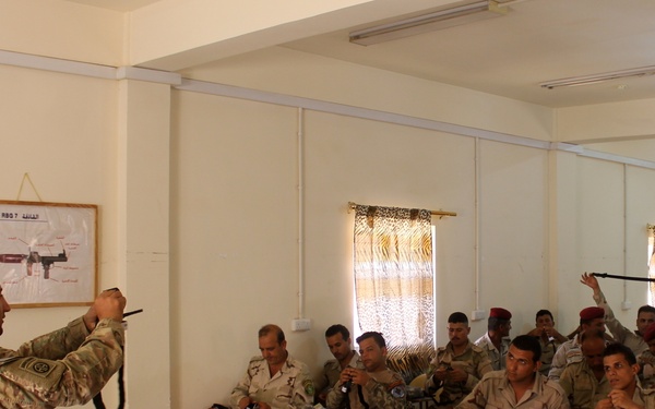 Iraqi unit receives improved first aid kits