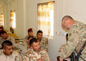 Iraqi unit receives improved first aid kits