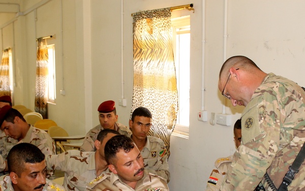 Iraqi unit receives improved first aid kits