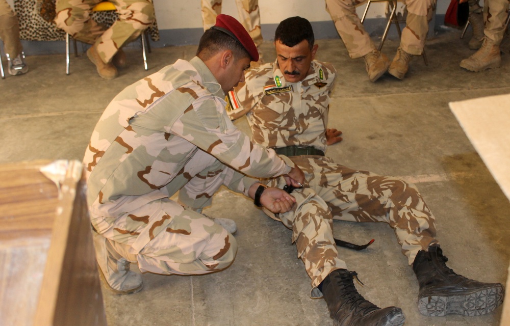 Iraqi unit receives improved first aid kits