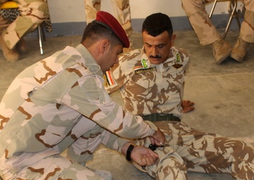 Iraqi unit receives improved first aid kits