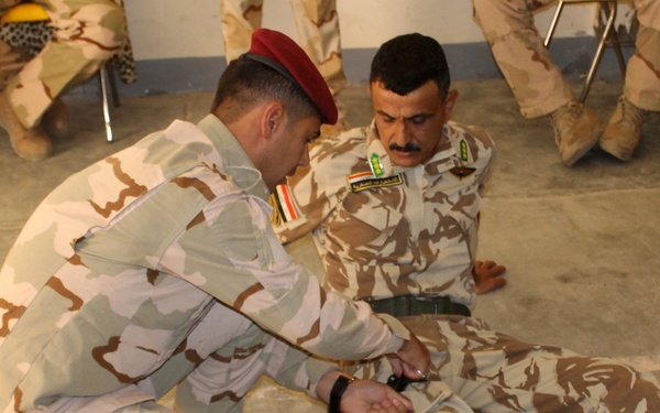 Iraqi unit receives improved first aid kits