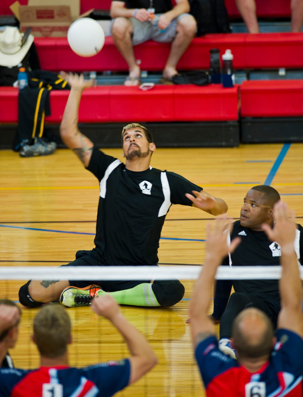 Team Army dominates sitting volleyball during 2015 DoD Warrior Games