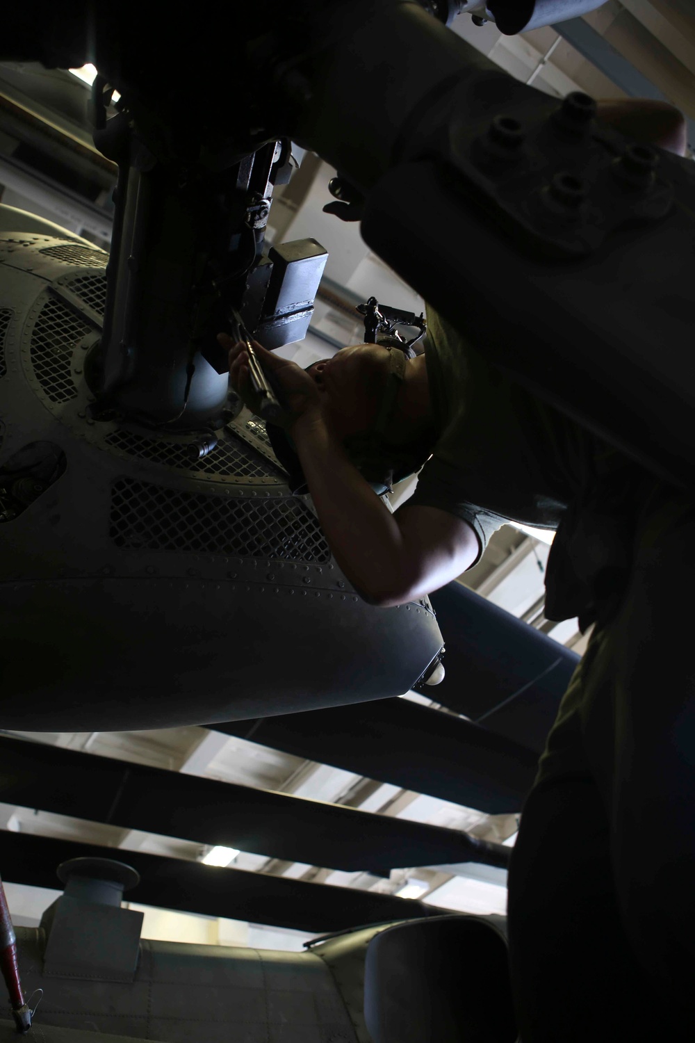 26th MEU conducts routine maintenance on a Super Stallion