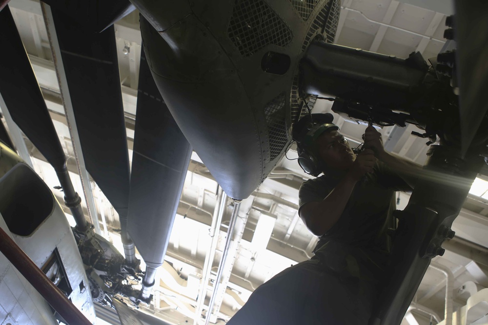 26th MEU conducts routine maintenance on a Super Stallion