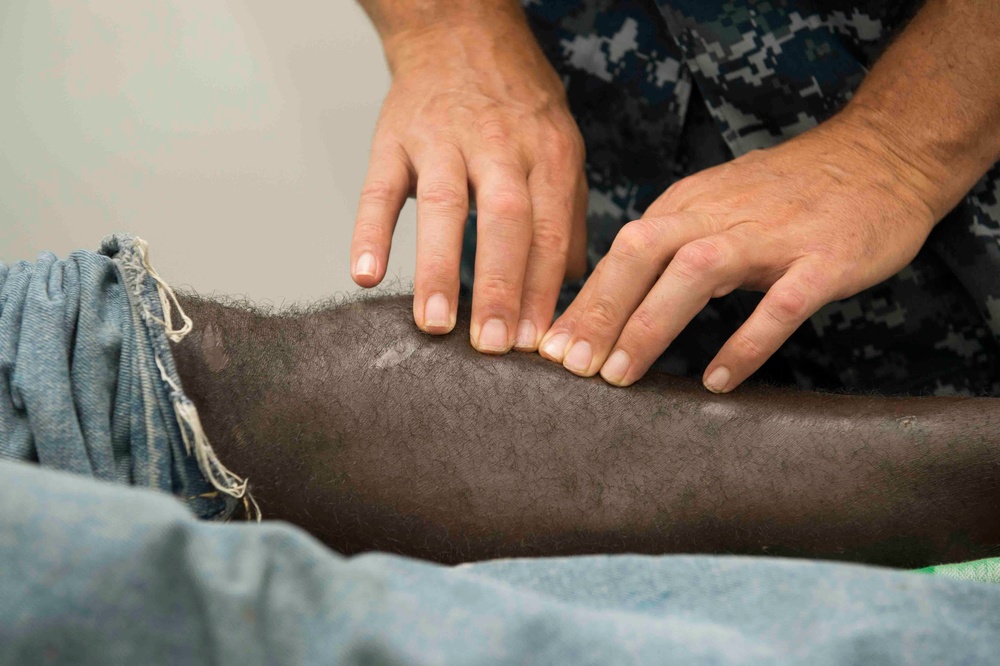 Surgery screening people in Arawa, Papua New Guinea, for Pacific Partnership 2015