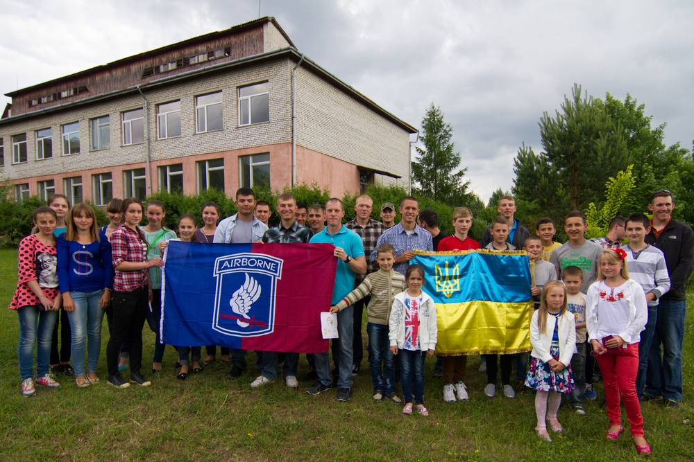 Paratroopers visit Ukrainian school