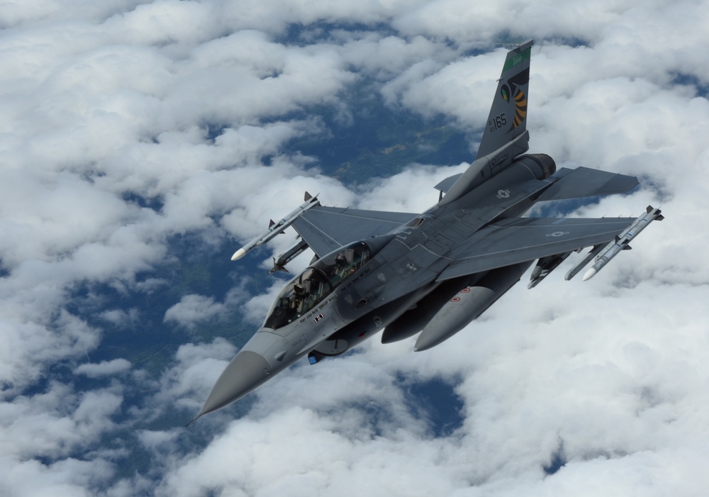 Active duty, Guard commanders take flight in F-16