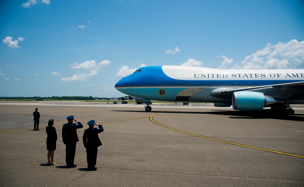 President and first lady land at Joint Base Charleston