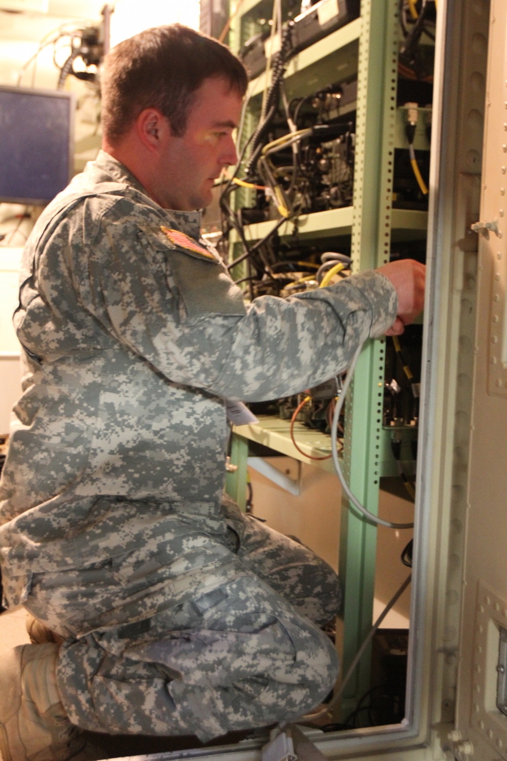 10th AAMDC soldier installs tactical radio system