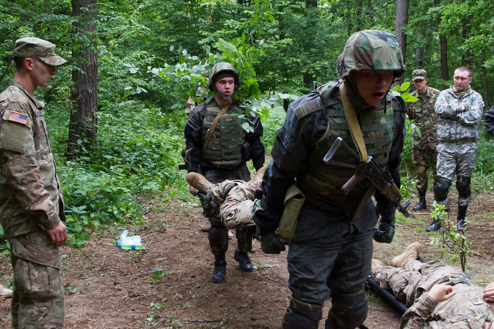 Ukrainian guardsmen complete first phase of training
