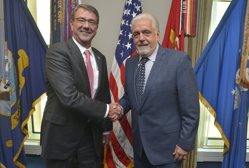 SecDef hosts honor cordon for the MoD of Brazil