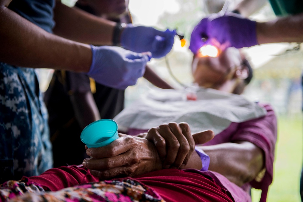 Pacific Partnership teams provide medical care to Arawa residents in Papua New Guinea