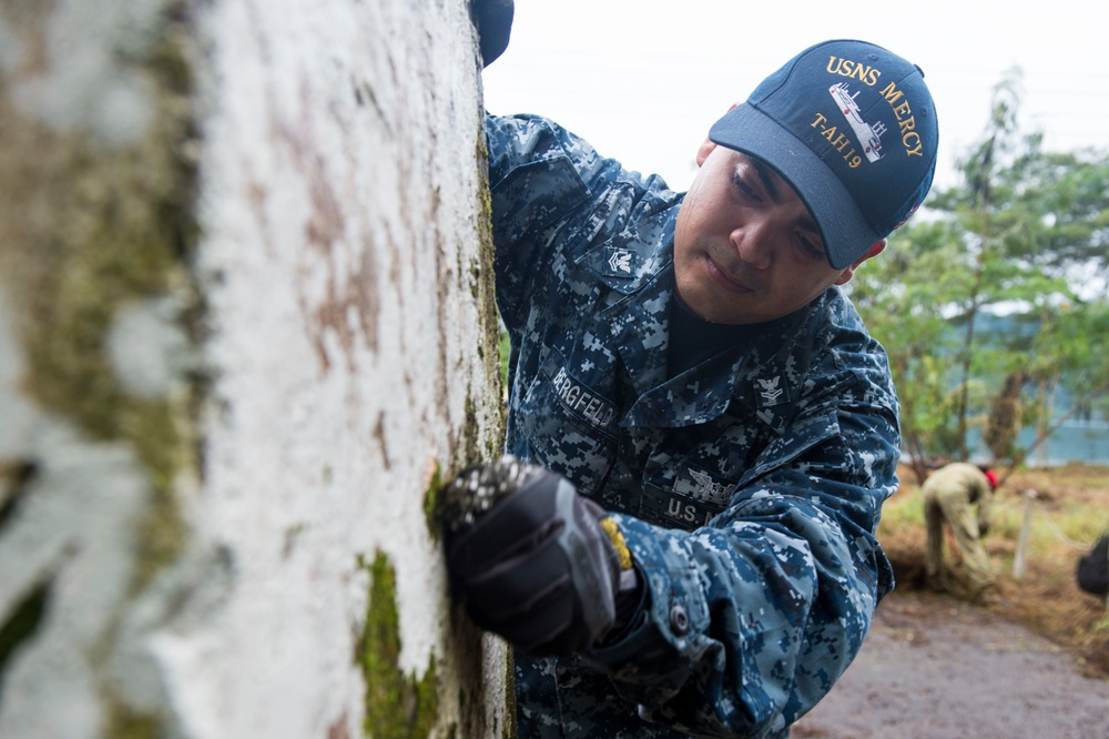 USNS Mercy crew clean up WWII monument in Arawa
